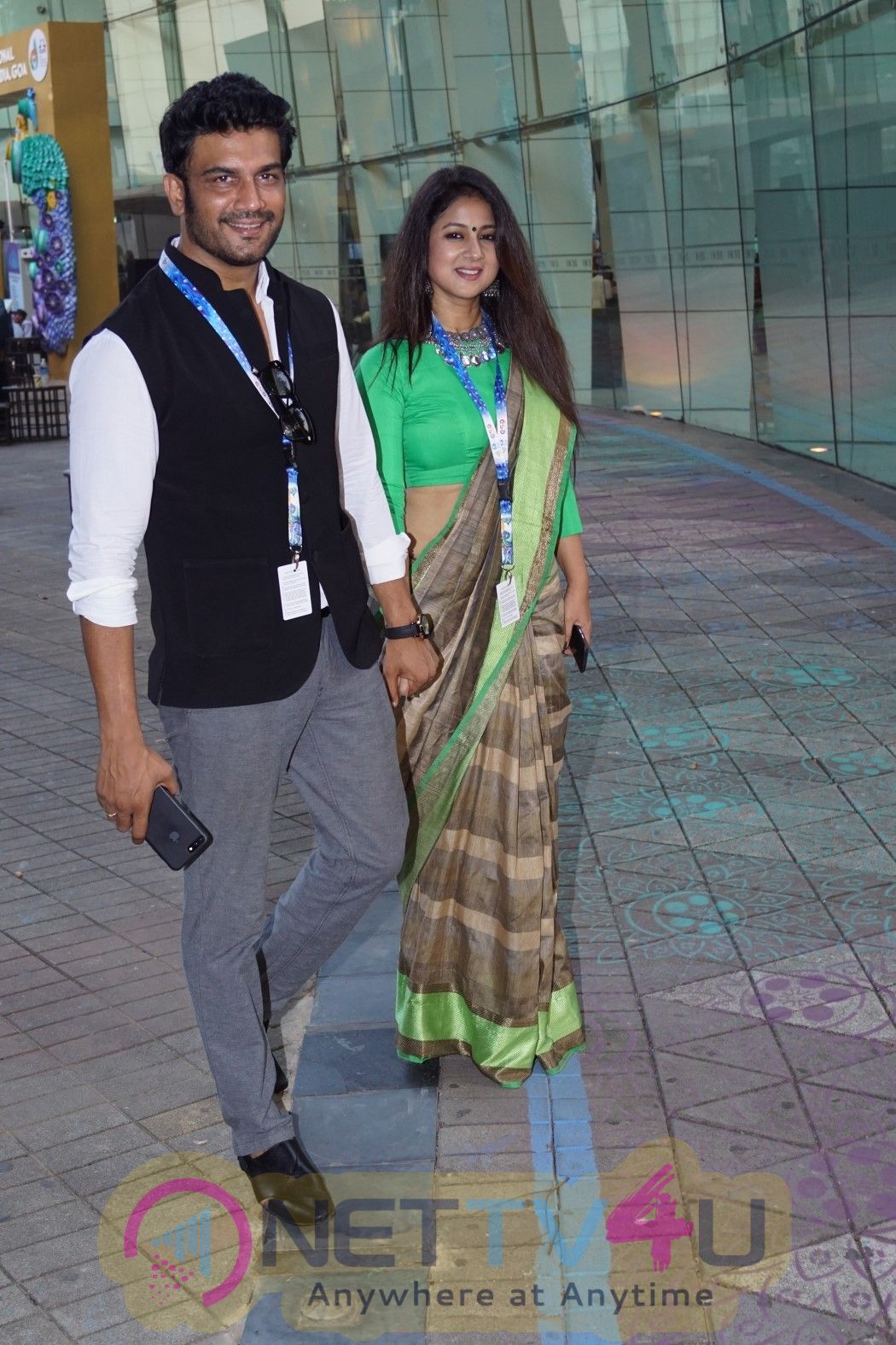 Sharad Kelkar With Wife At IFFI 2017 Pics Hindi Gallery
