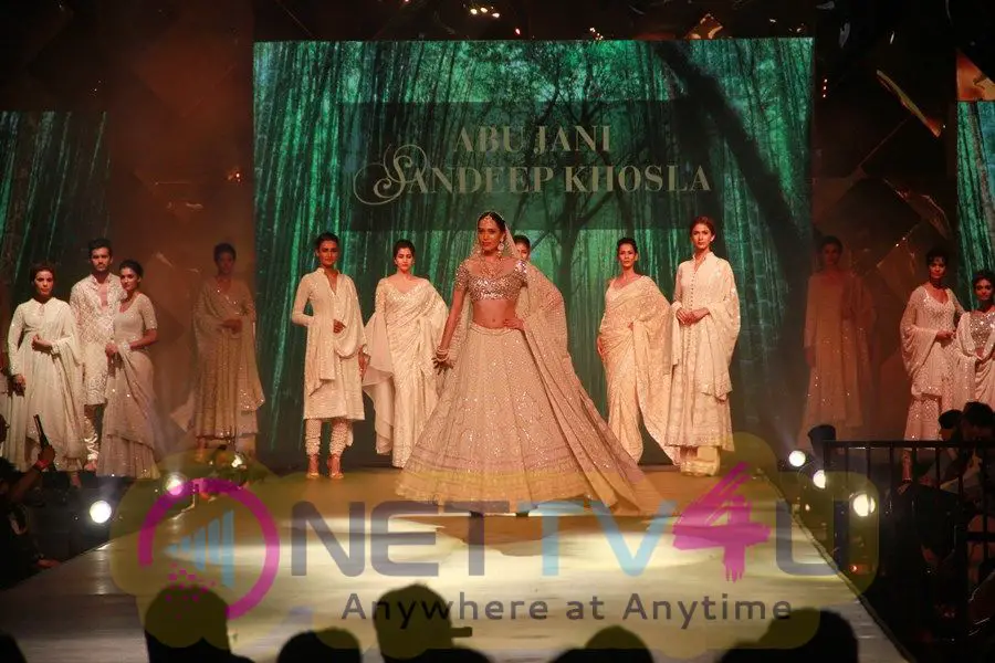 Caring With Style Abu Jani Sandeep Khosla & Shaina NC Fashion Show To Raise Funds For Cancer Patient Aid Association Hindi Galle