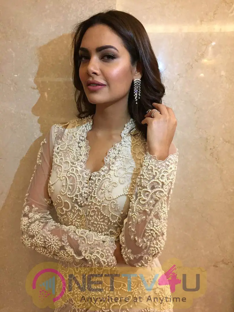  Esha Gupta Looked Gorgeous At The Cama Awards Hindi Gallery