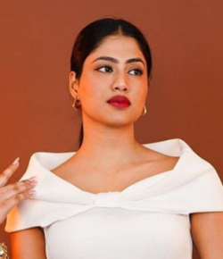 Yashi Tank Hindi Makeup Artist