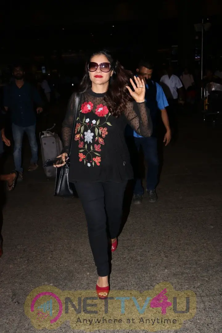 Actress Kajol Spotted At Airport Photos Hindi Gallery