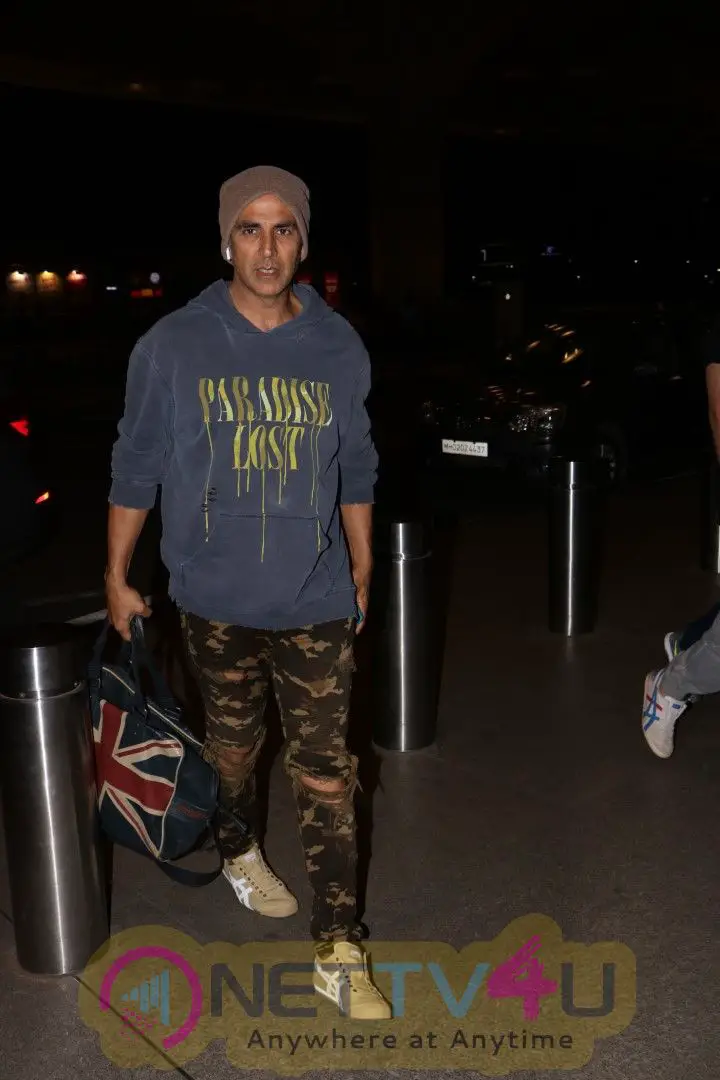 Akshay Kumar Spotted At Airport Stills Hindi Gallery