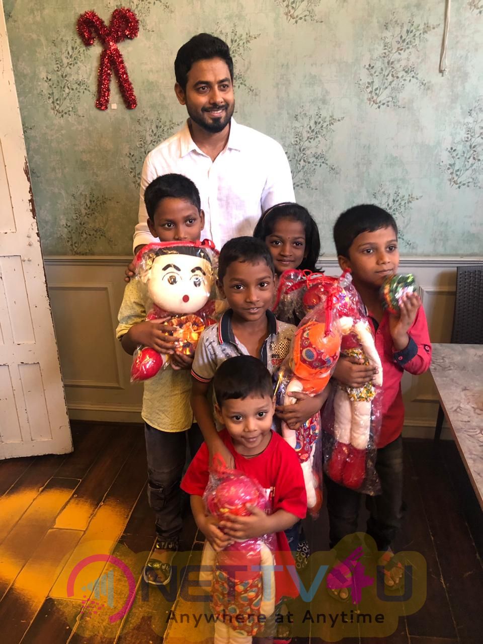 Actor Aari & Aishwarya Dutta Surprises Unprivileged Children With Christmas Delight Pics Tamil Gallery
