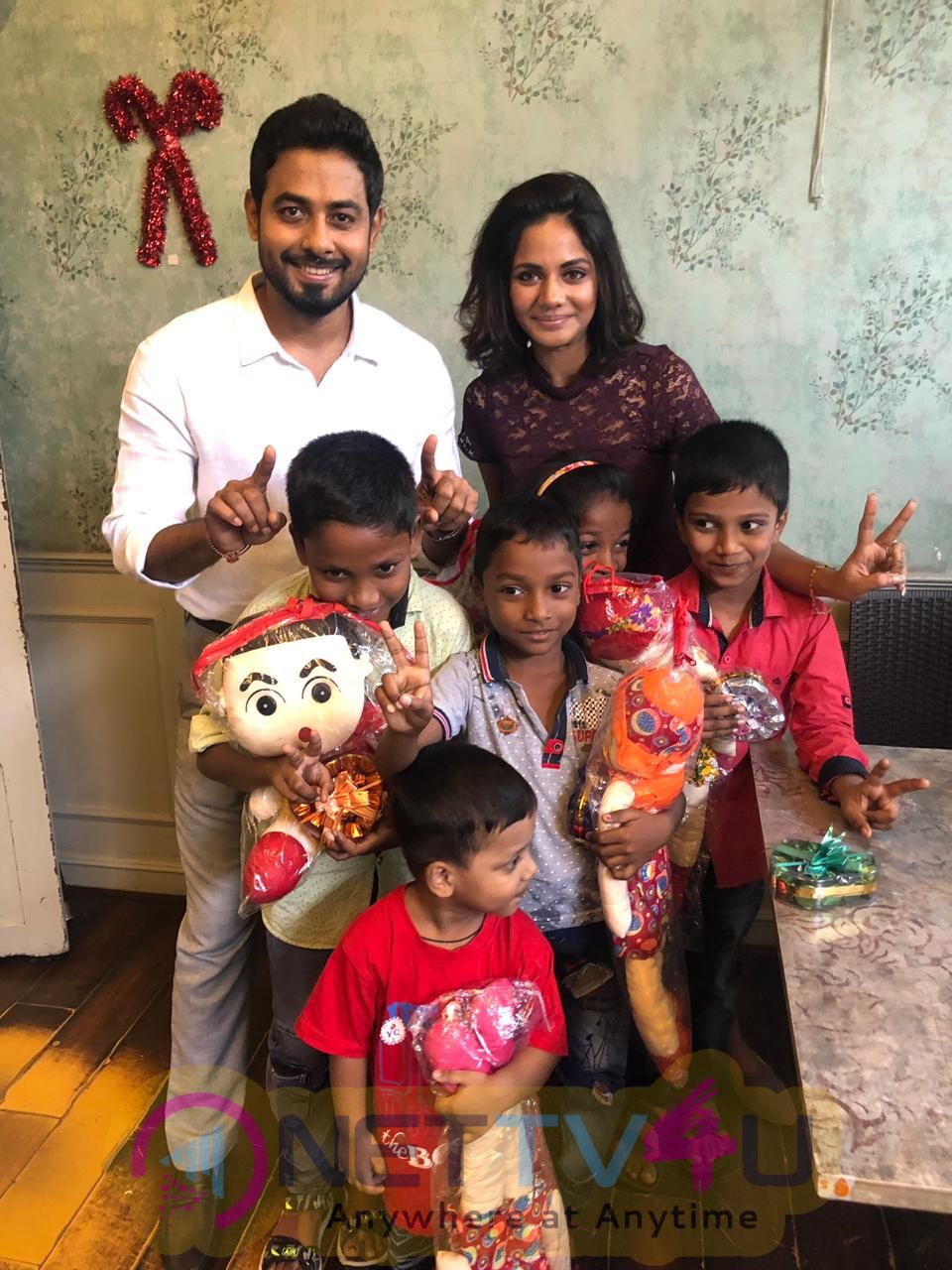Actor Aari & Aishwarya Dutta Surprises Unprivileged Children With Christmas Delight Pics Tamil Gallery