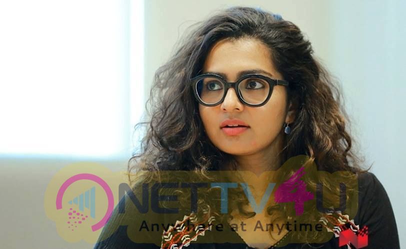 Actress Parvathi Menon Lovely Images Malayalam Gallery