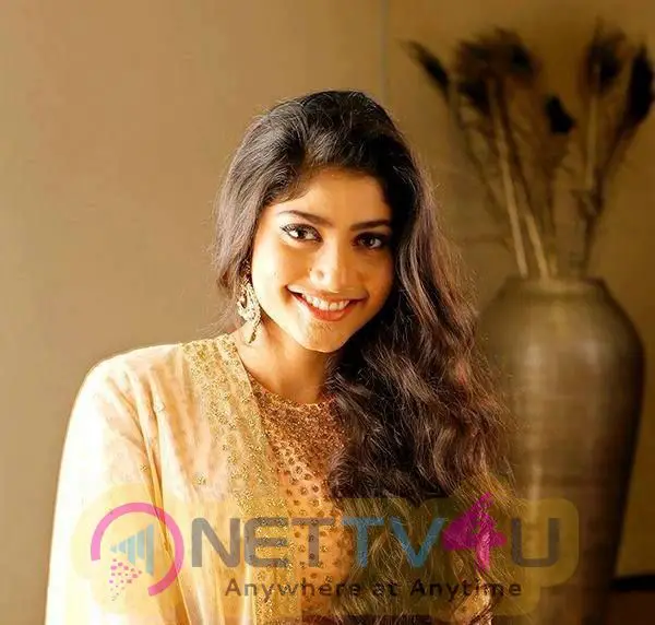 Actress Sai Pallavi Attractive Pics Malayalam Gallery