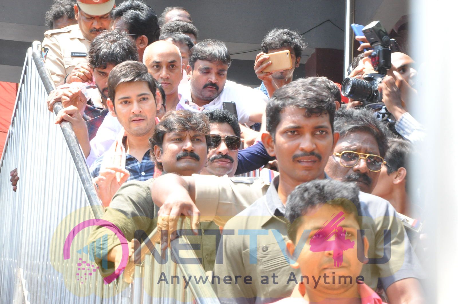 Bharat Ane Nenu Movie Team At Vijayawada Durgamma Temple Stills  Telugu Gallery