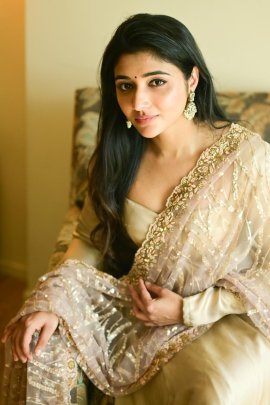 The Elegant Mirnaa Menon Tamil Gallery