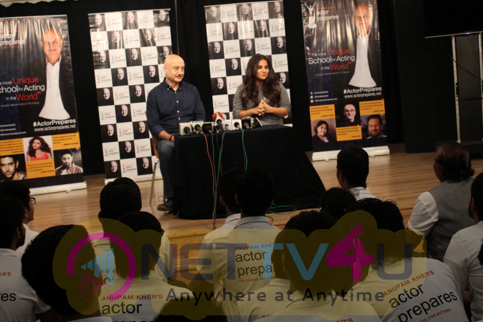 Vidya Balan Visits Anupam Kher Acting School To Motivate Students Photos  Hindi Gallery