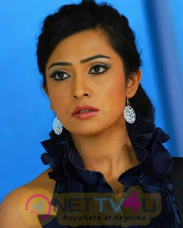 Actress Radhika Pandit Glamorous Images Kannada Gallery