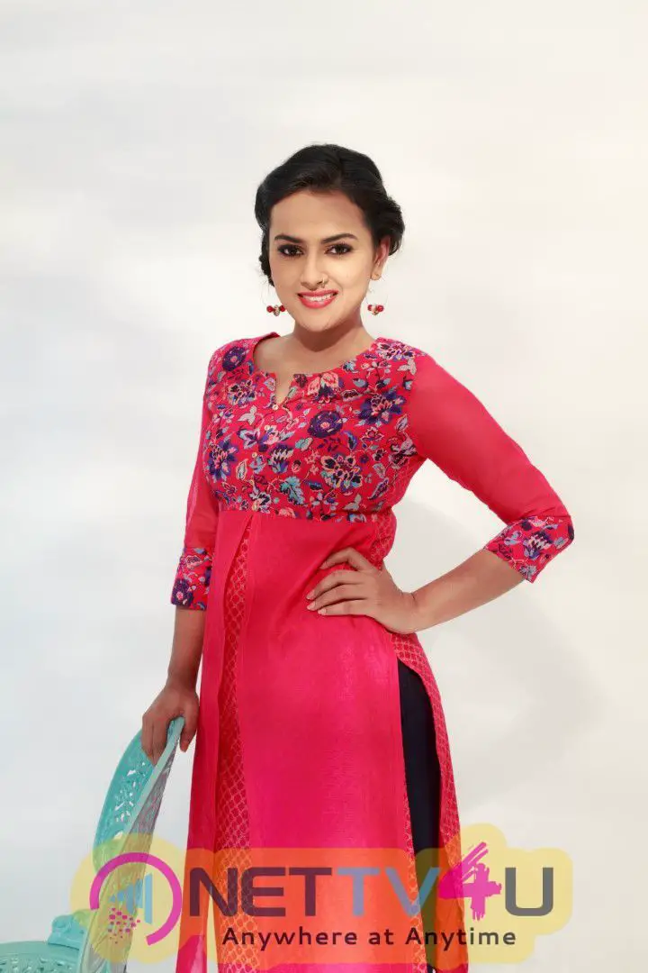 Actress Shraddha Srinath Cute Images Kannada Gallery