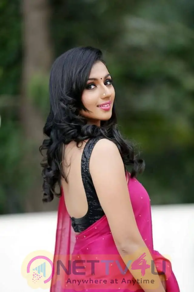 Actress Sruthi Hariharan Lovely Stills Galleries Hd Images