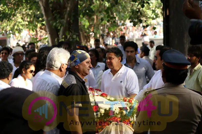 Funeral Of Veteran Actor Vinod Khanna Pics Hindi Gallery