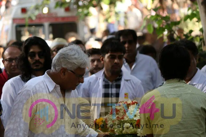 Funeral Of Veteran Actor Vinod Khanna Pics Hindi Gallery