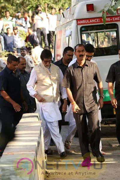 Funeral Of Veteran Actor Vinod Khanna Pics Hindi Gallery