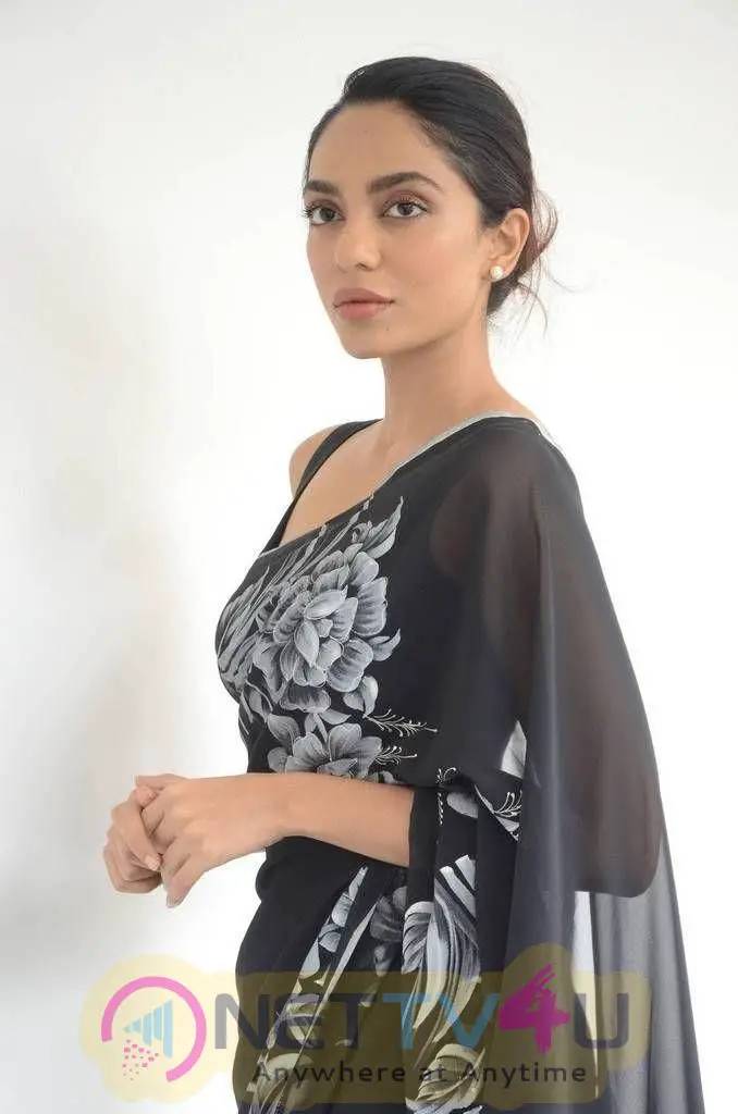 Actress Sobhita Dhulipala Cute Images Hindi Gallery