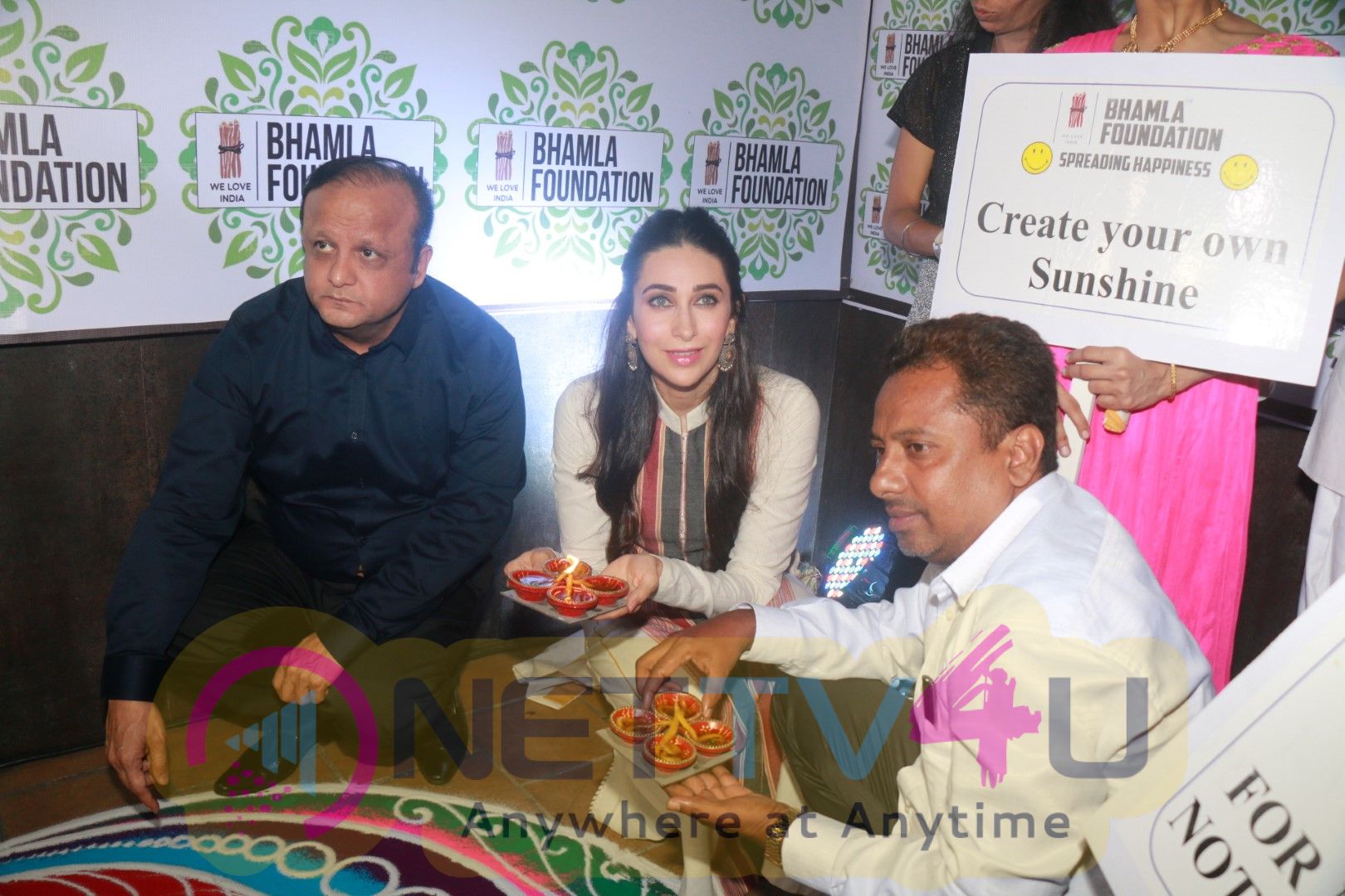 Karisma Kapoor,Tusshar Kapoor & Rakeysh Omprakash Mehra Celebrates Diwali Milan With Disable Children Images Hindi Gallery