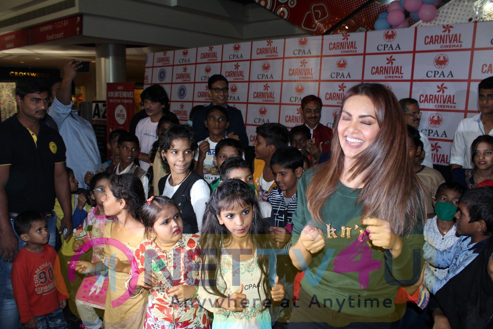 Boman Irani & Esha Gupta At Children Carnival Along With 300 Cancer Patient Kids Photos Hindi Gallery