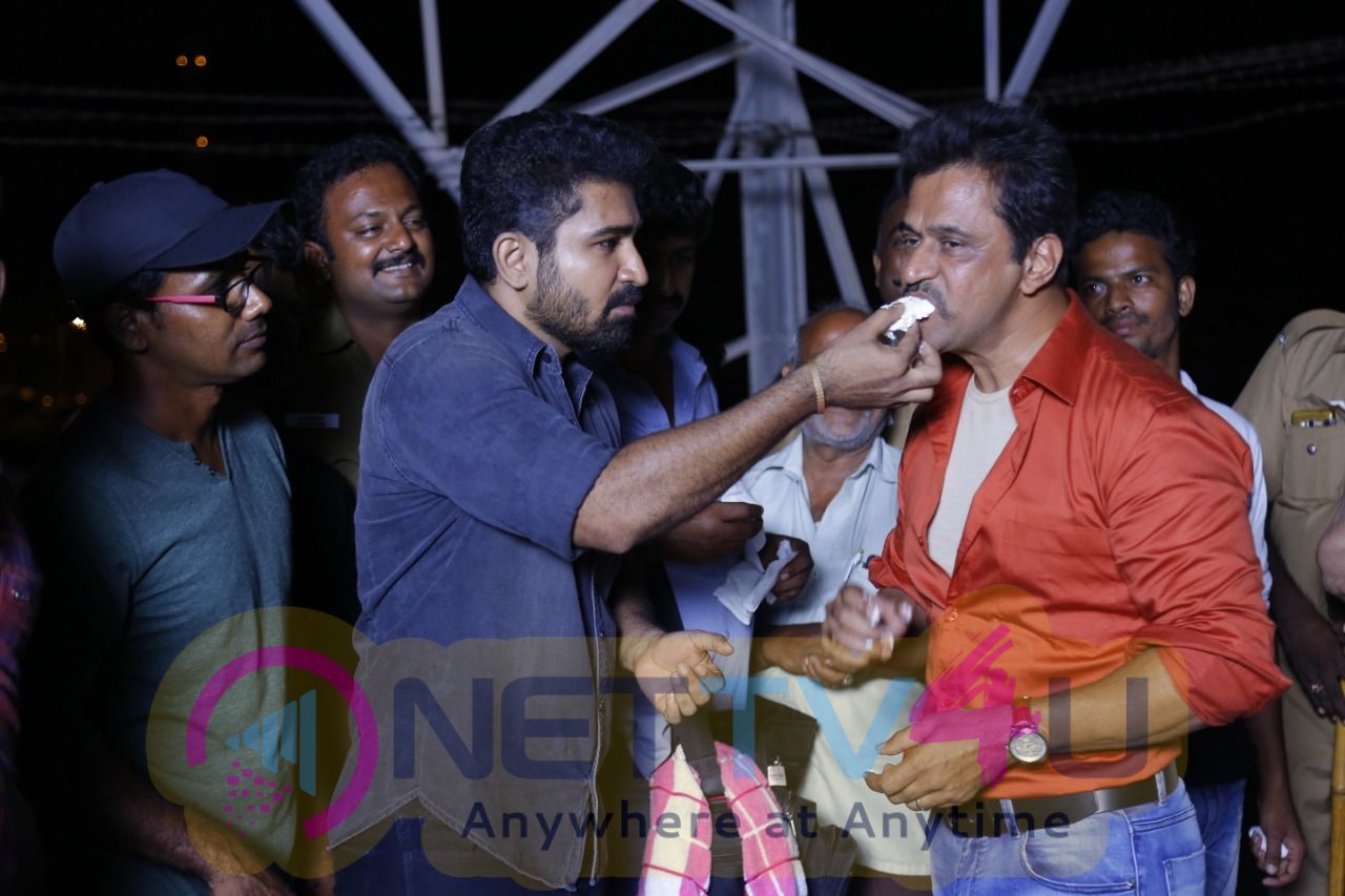 Arjun Completes His Portion In Kolaigaran Movie Celebration Pics Tamil Gallery