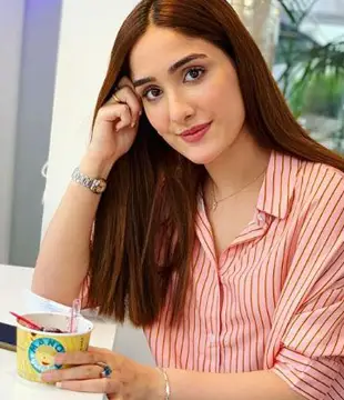 Urdu Tv Actress Aiza Awan