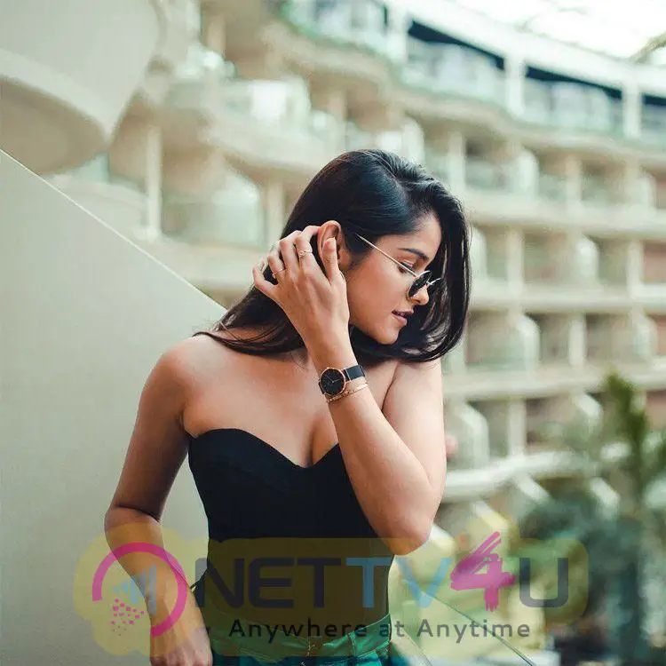 Model Meghna Kaur Sexy Stills Hindi Gallery