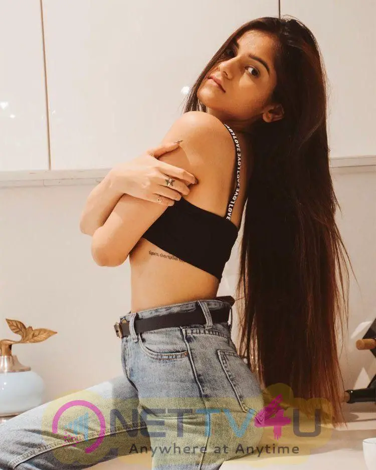 Model Meghna Kaur Sexy Stills Hindi Gallery