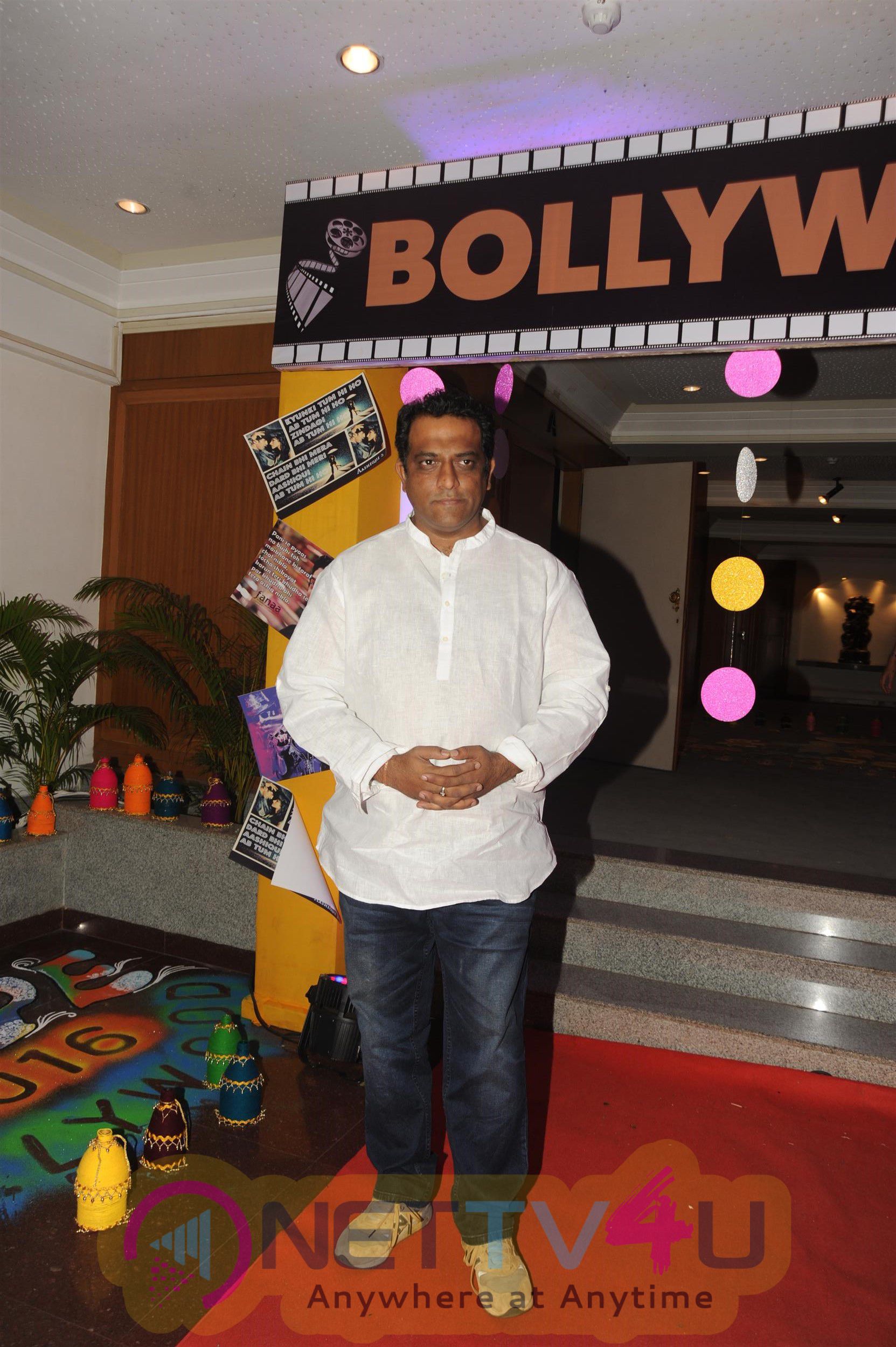Aditya Roy Kapoor Sonali Bendre, Ganesh Acharya Priya Dutt Celebrate Christmas With Cancer Children Pics Hindi Gallery