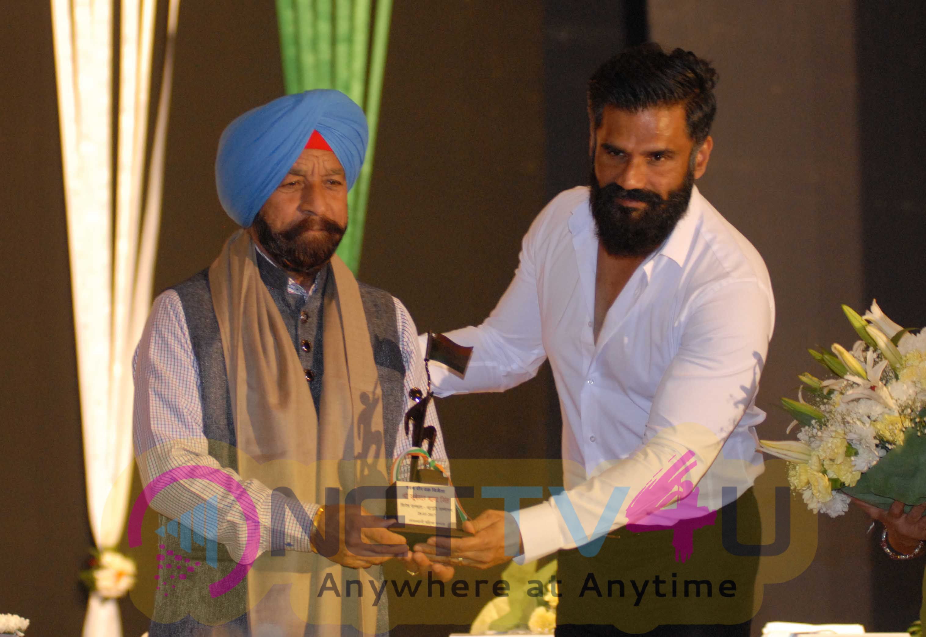 Actor Suniel Shetty Honors PARAMVIR CHAKRA Awardee Captain Bana Singh At Vandan Viro Ka Organized By Rajasthani Mahila Mandal Hi