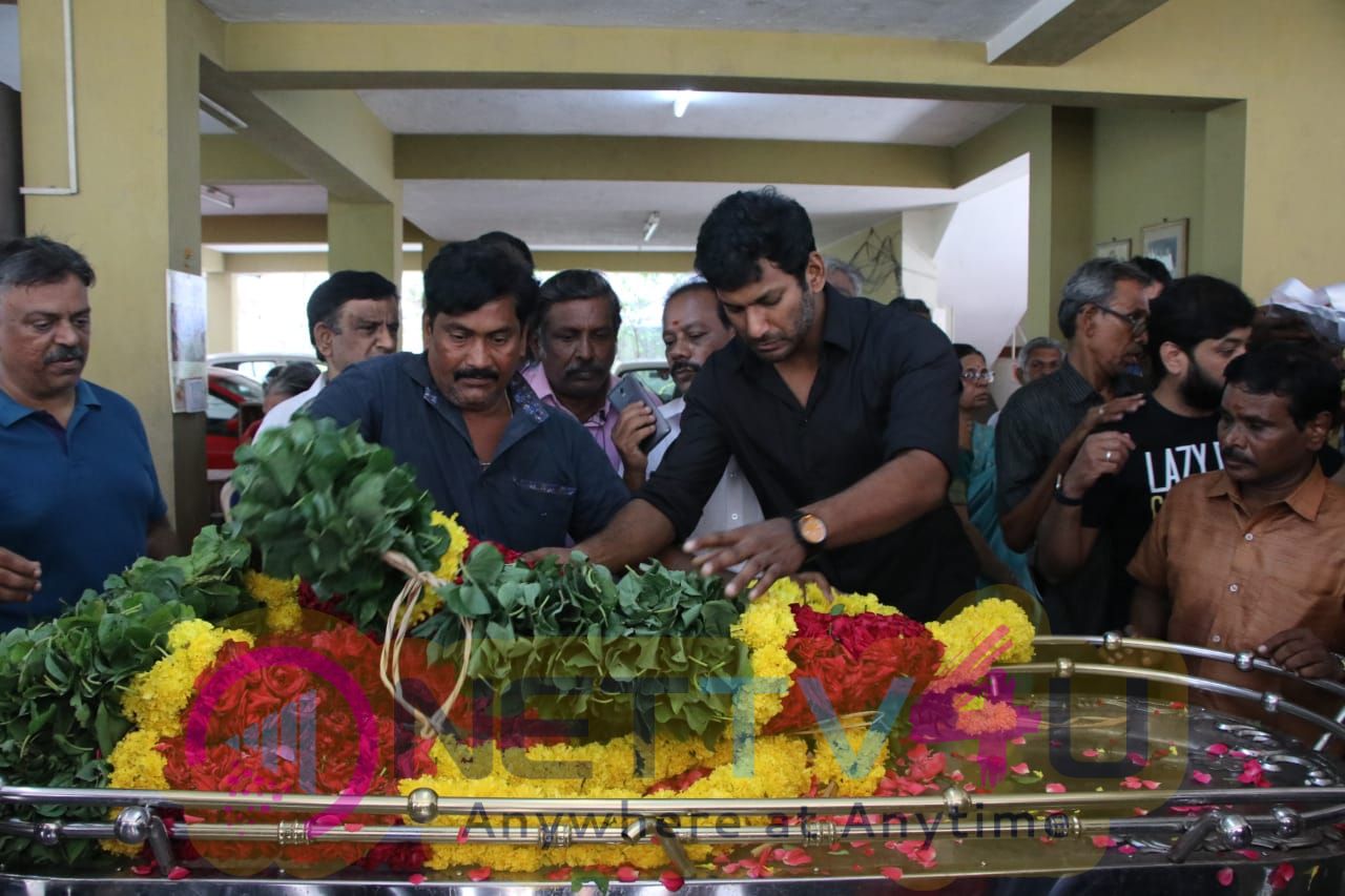 Elebrities Pay Final Respect To Veteran Producer Muktha Srinivasan Tamil Gallery