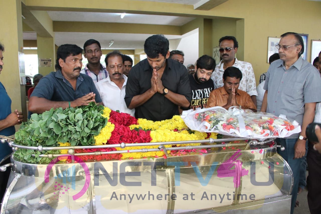 Elebrities Pay Final Respect To Veteran Producer Muktha Srinivasan Tamil Gallery