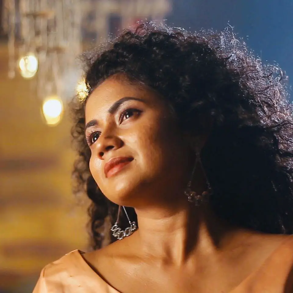 Sinhala Singer Lanka Dilrukshi Silva