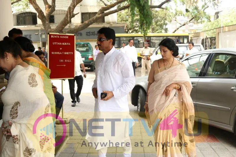 Aishwarya Rai Father Prayer Meet With Suniel Shetty Abhishek Bachchan Hindi Gallery