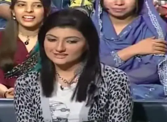 Hindi Anchor Zainab Jameel