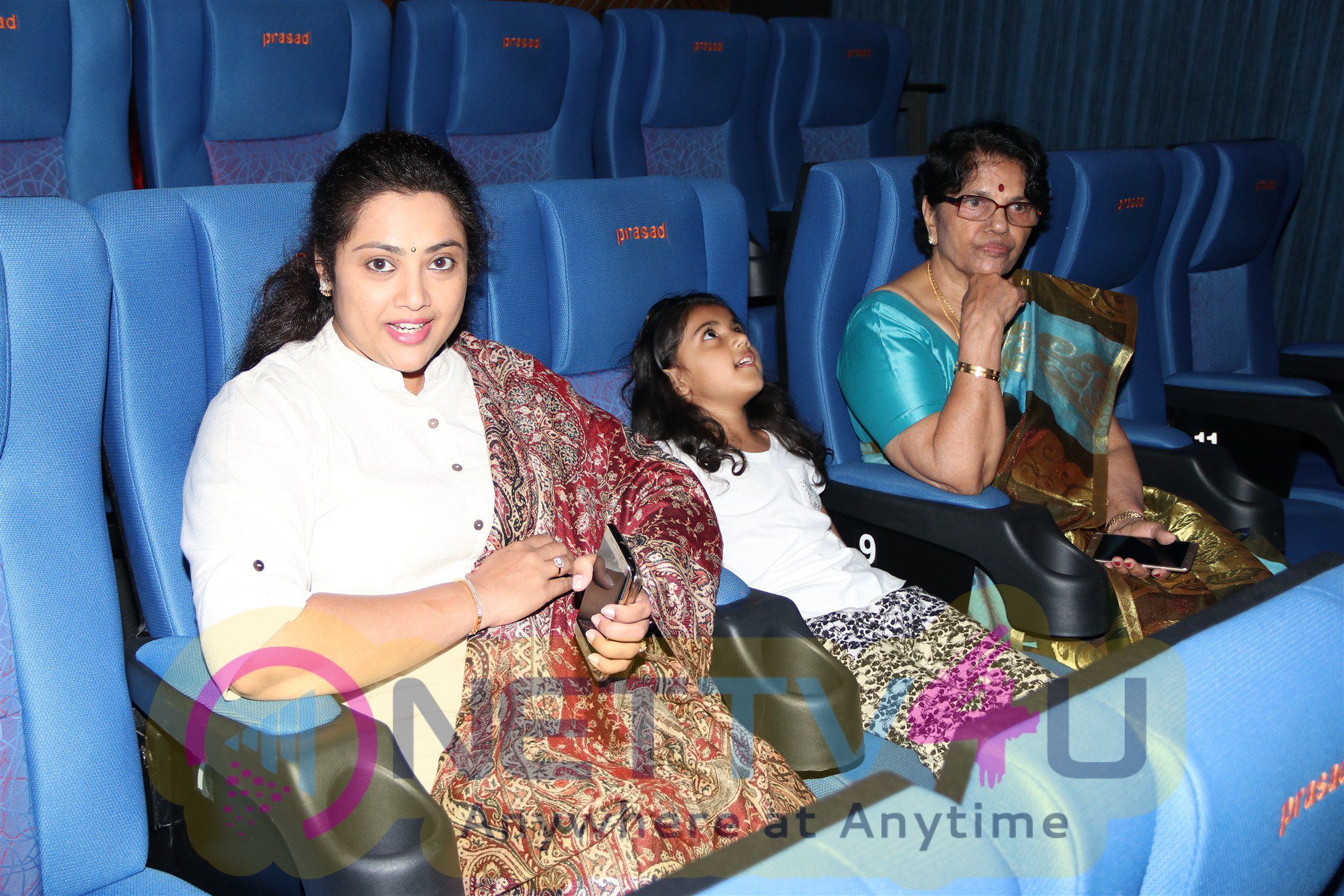 Actor Mohanlal Watched Pulimurugan Movie Preview Show Photos Tamil Gallery
