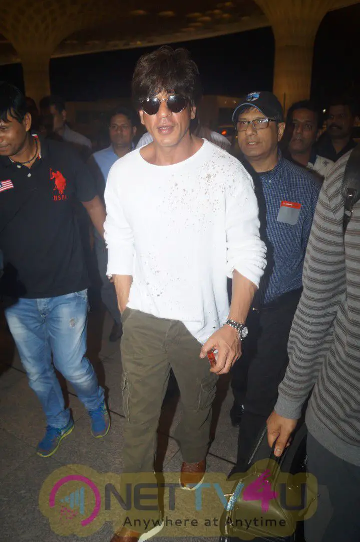 Actor Shahrukh Khan Spotted Airport Classic Stills Hindi Gallery