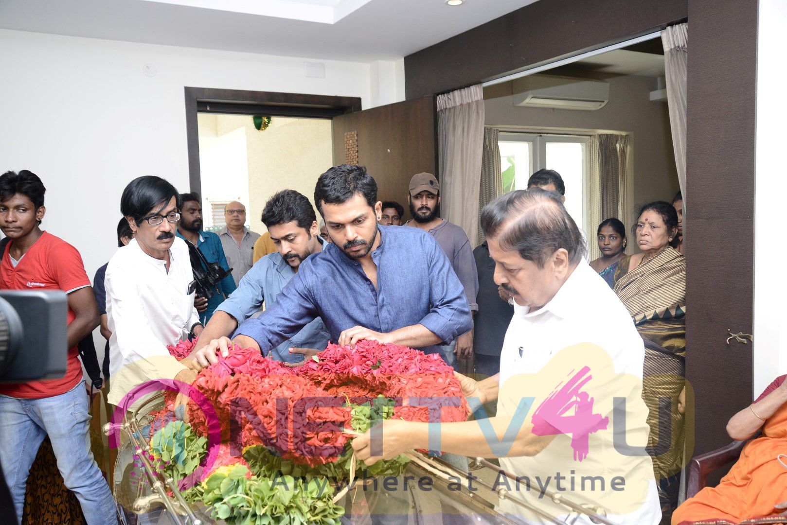 Actor Siva Kumar,suriya & Karthi Garlanded Director A.C.Thirulokchandar At His Funeral In His Residence Photos Tamil Gallery