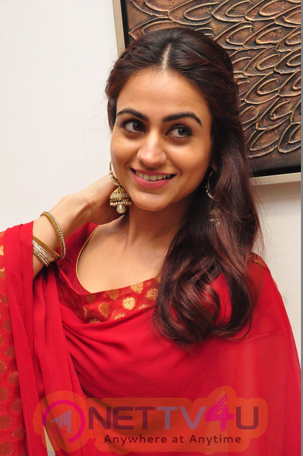 Actress Aksha Pardasany Statuesque Stills At Kalamandir 6th Anniversary ...