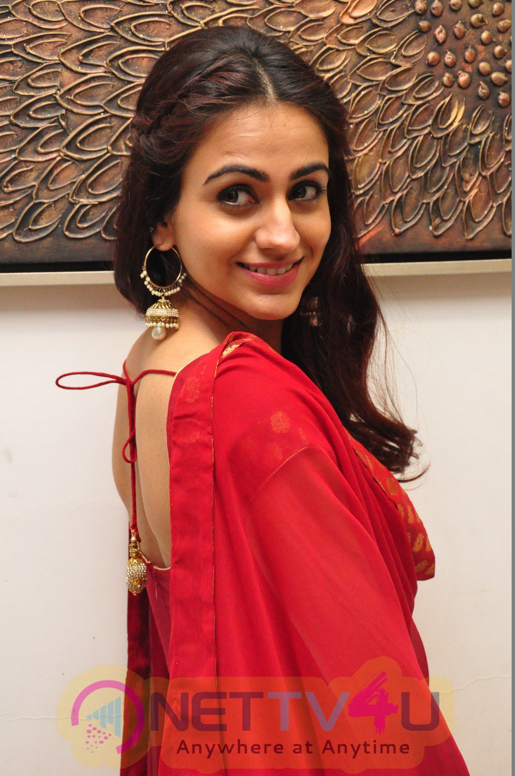 Actress Aksha Pardasany Statuesque Stills At Kalamandir 6th Anniversary ...