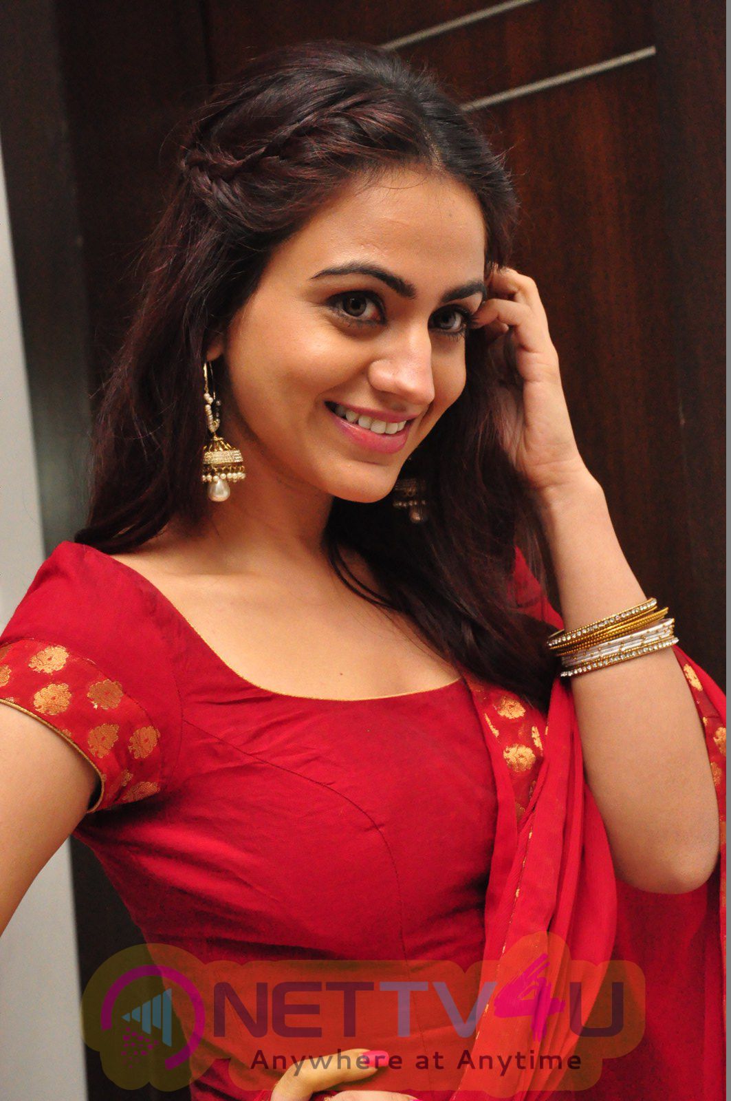 Actress Aksha Pardasany Statuesque Stills At Kalamandir 6th Anniversary ...