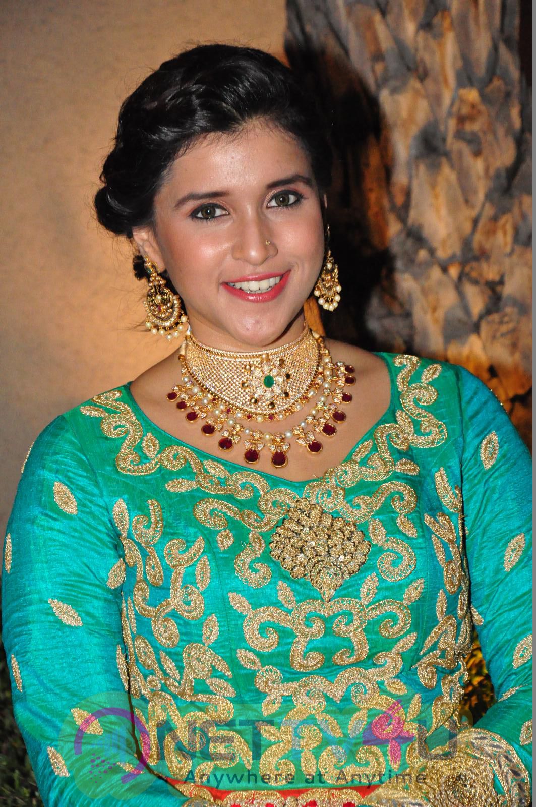 Actress Mannara Chopra Latest Photo Shoot Images Telugu Gallery