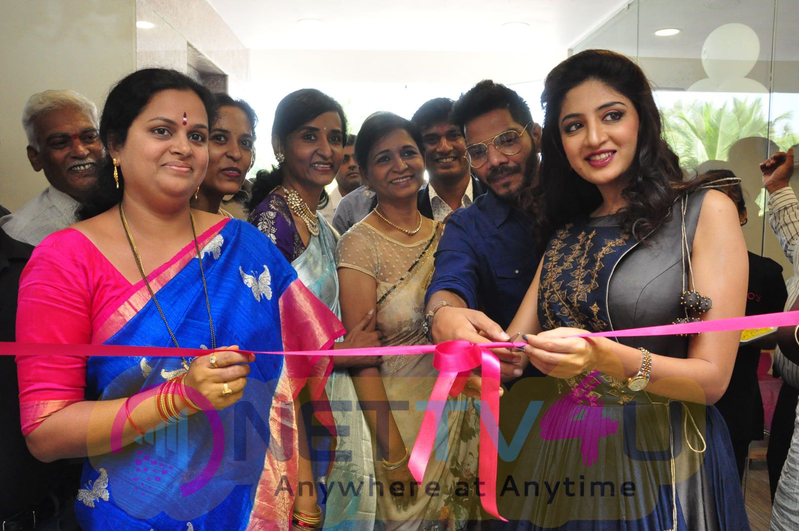 Actress Poonam Kaur Launches Anoos Franchise Salon And Clinic At Vanasthalipuram Telugu Gallery