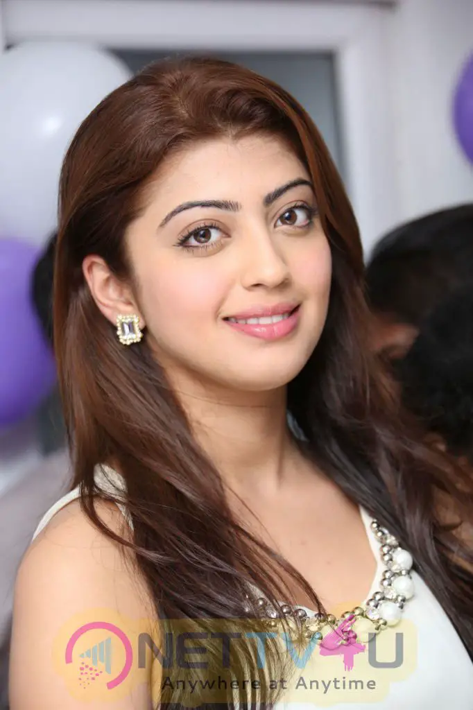 Actress Pranitha Subhash Latest Glamour Stills Kannada Gallery