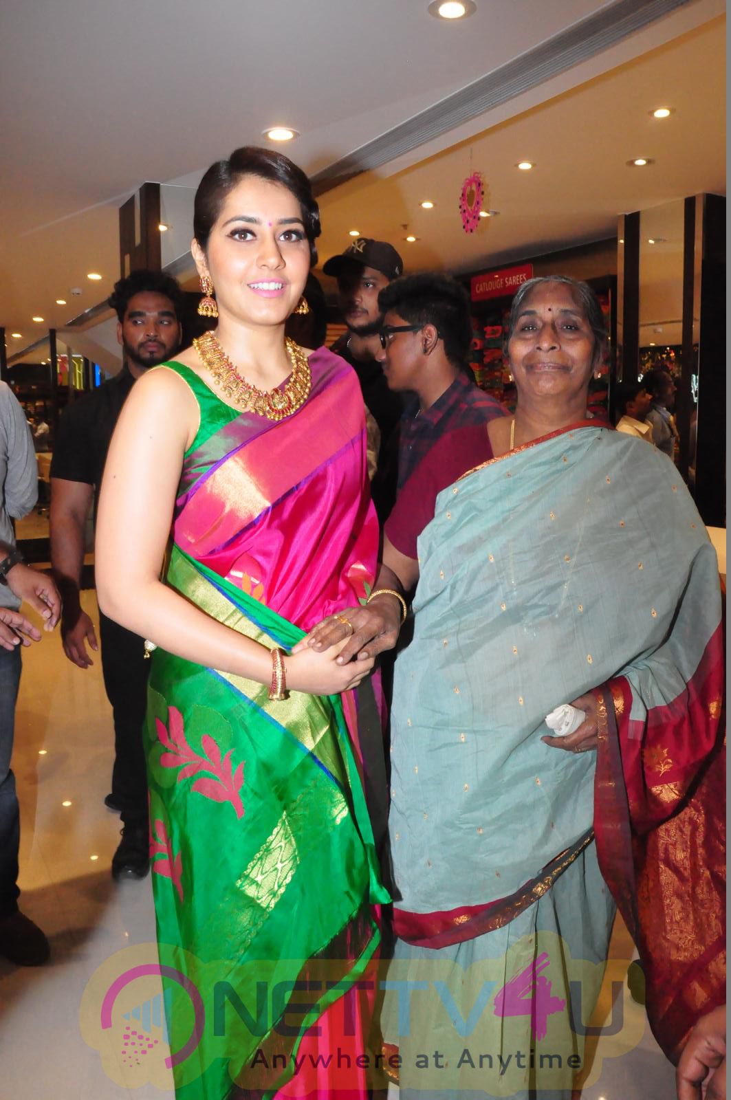 Actress Raashi Khanna Inaugurates RS Brothers Shopping Mall At Kothapet Photos Telugu Gallery