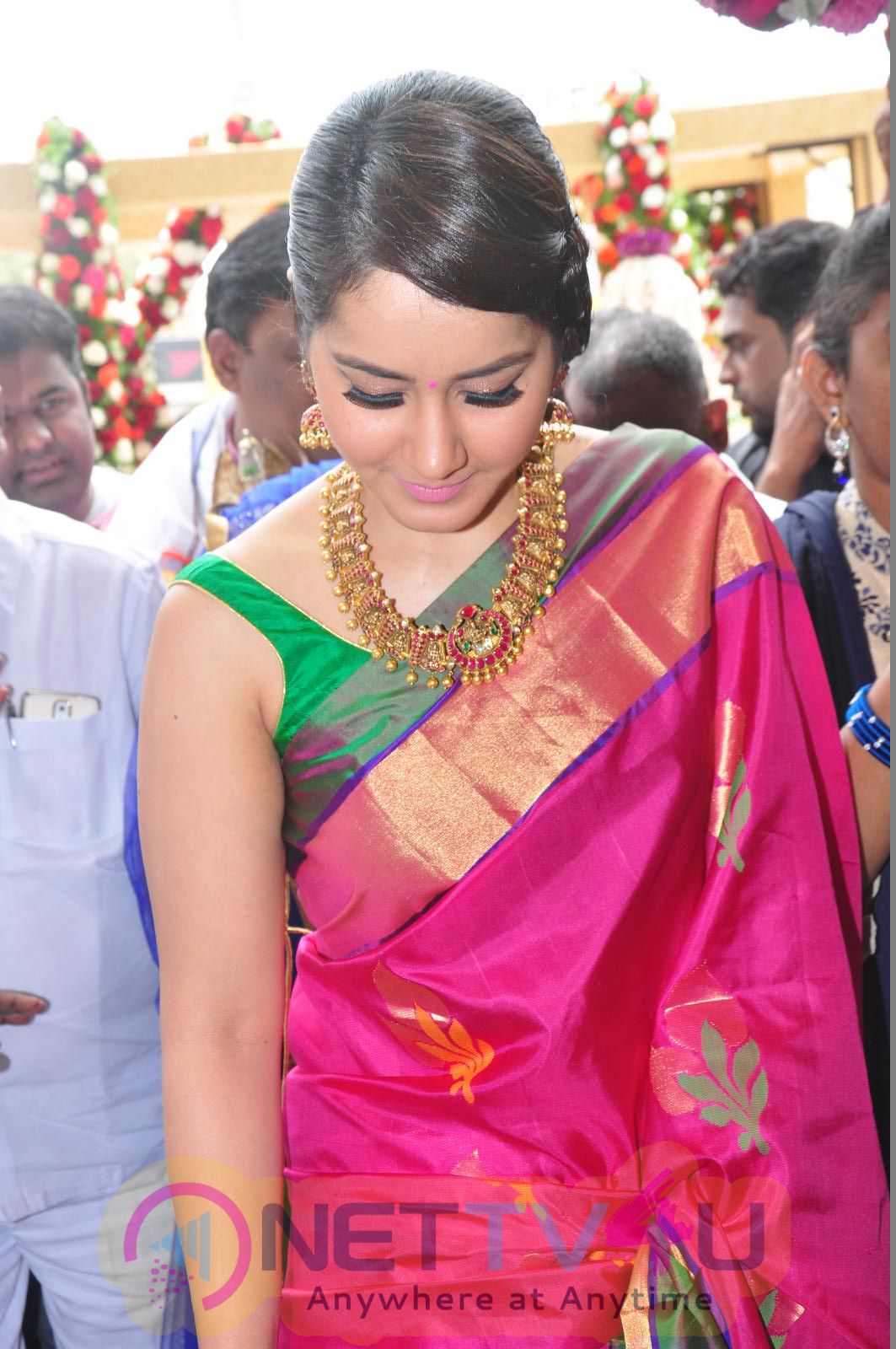 Actress Raashi Khanna Inaugurates RS Brothers Shopping Mall At Kothapet Photos Telugu Gallery