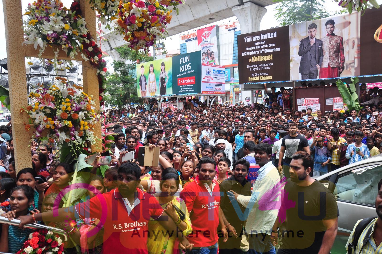 Actress Raashi Khanna Inaugurates RS Brothers Shopping Mall At Kothapet Photos Telugu Gallery