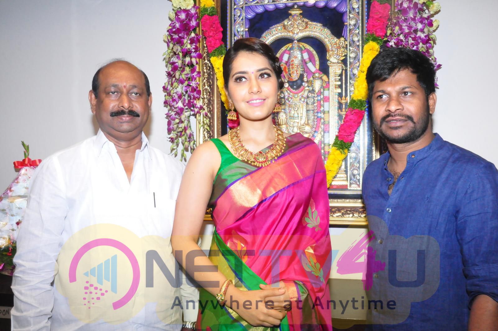 Actress Raashi Khanna Inaugurates RS Brothers Shopping Mall At Kothapet Photos Telugu Gallery