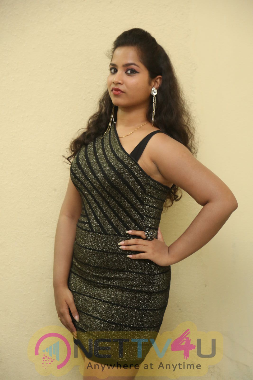 Actress Sirisha Romantic Look Photos Telugu Gallery