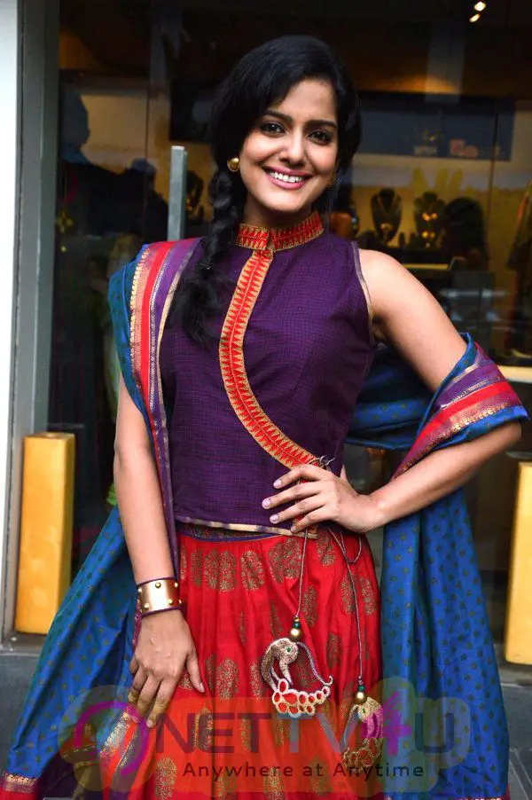 Actress Vishakha Singh Latest Romantic Stills Tamil Gallery