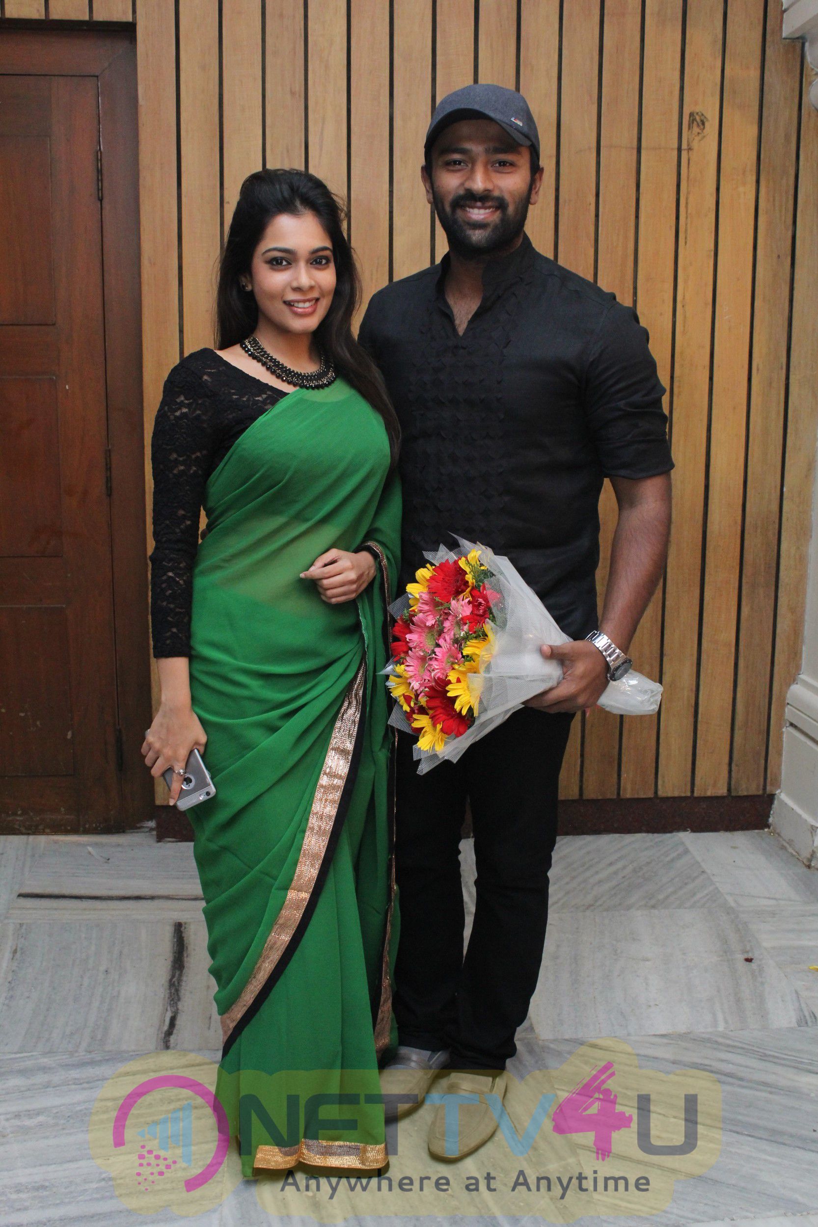 Actor Nakul Sruti Wedding Reception Stills Tamil Gallery