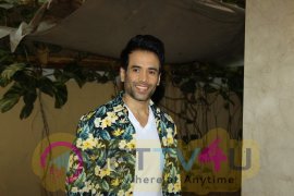 Actor Tusshar Kapoor Celebrates Holi With Media Stills Hindi Gallery